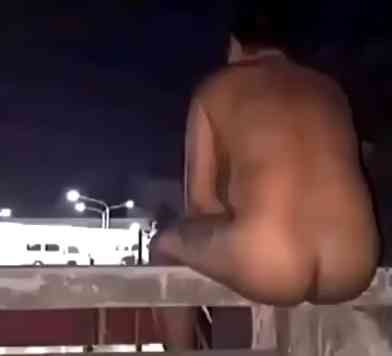 Femme Scato nue sur le balcon