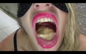 Une blonde sexy qui pisse, chie et vomit en vidéo pour nous.