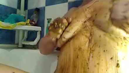 Mamie qui s’enduit de caca sur ses seins
