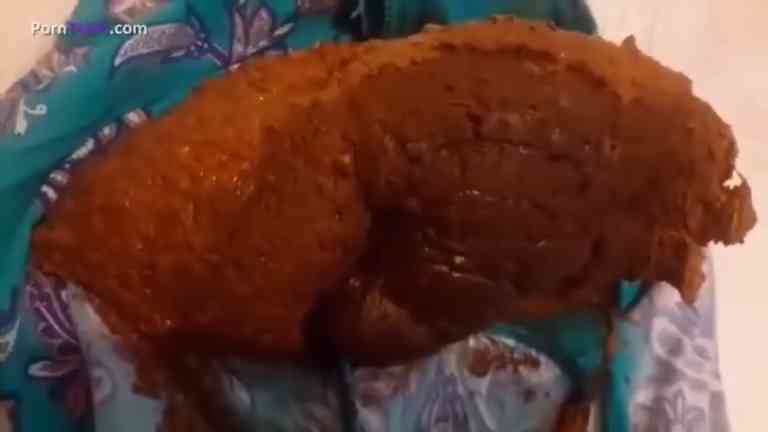 Femme Amatrice Lache une lourde merde dans sa culotte