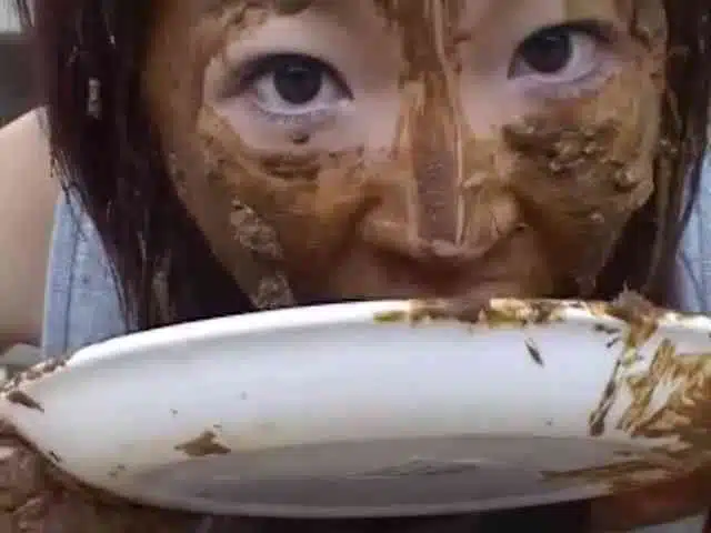 Etaler de la merde sur le visage