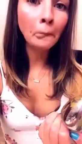 Femme Scat léchant le « plug anal » pour le nettoyer