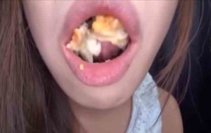 Une jeune femme japonaise mange du caca avec son dîner