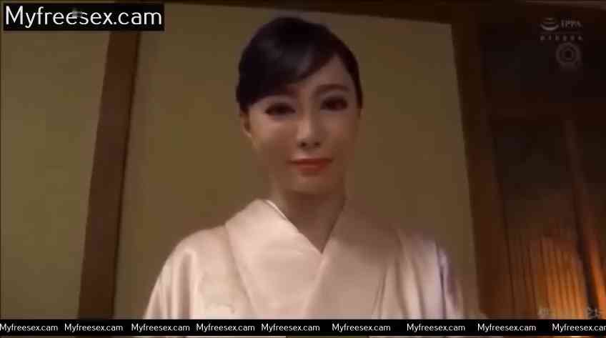 Femme brune nippone chiant sur le visage d’un esclave