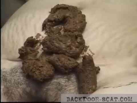 Porno scat en plein air où les gars font caca sur les femmes xxx