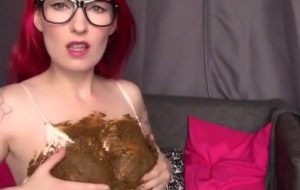 CAMGIRL ROUSSE CHIE DEVANT SA CAM