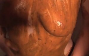 BETTY PERVERS SE BARBOUILLE LE CORPS DE MERDE