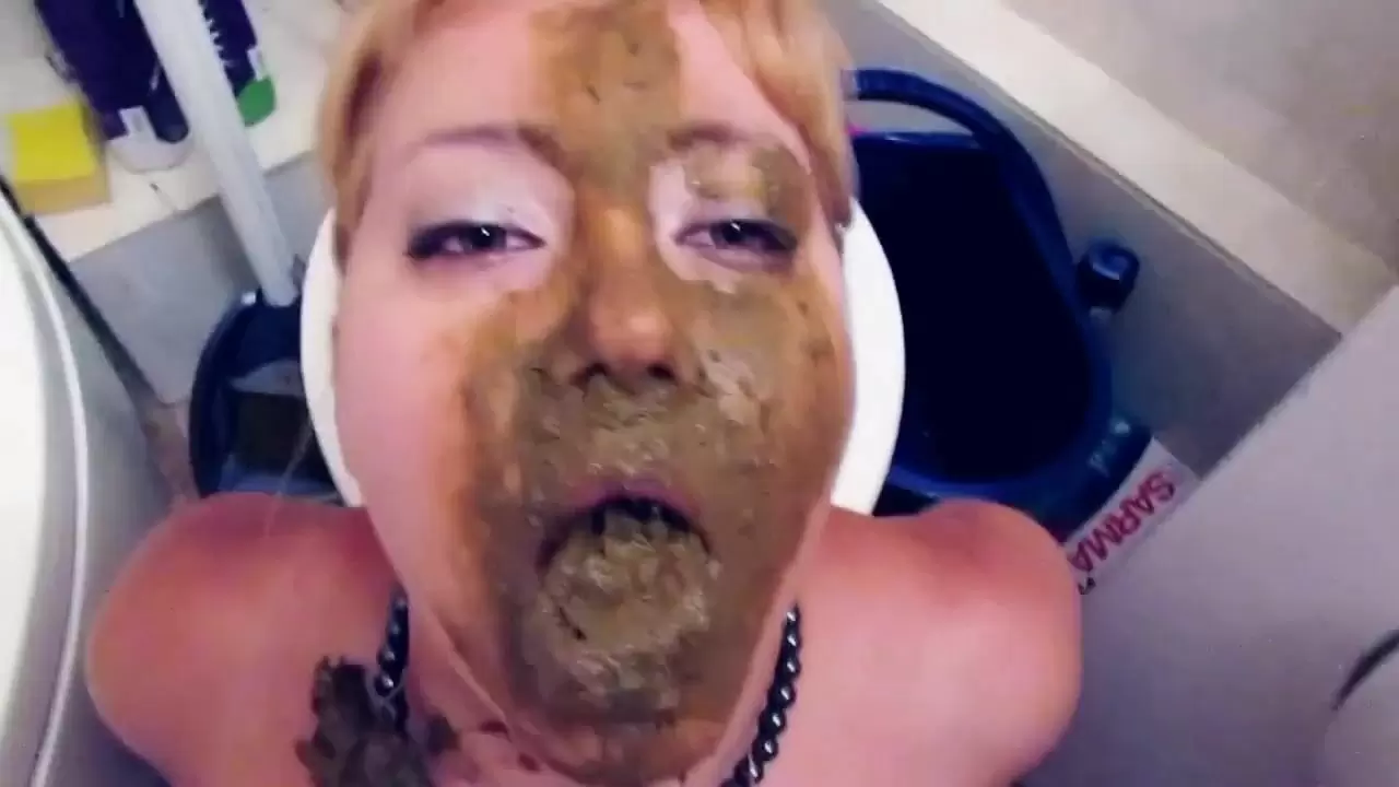 La salope Scatophile mangeuse de merde se fait couvrir le visage de merde xxx porn video