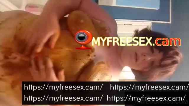 Une femme BBW s’enduit de graisse sur son corps pulpeux sur Webcam
