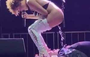 Sophia Urista Fait Pipi Sur Le Visage D’un Fan –