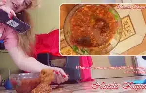 Natalia Kapretti Commencez à manger de la merde mélangée à de l’urine, Bon appétit