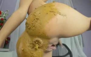 gros plan anus qui chie