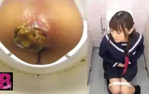 étudiante Japonaise en uniforme défèque