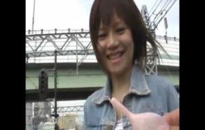 Jeune femme asiatique en train de chier dans un lieu public