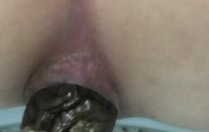 FEMME CORÉENNE FAISANT CACA