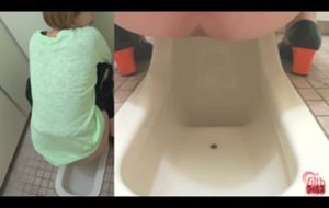 Un gros tas de merde de la part d’une femme sexy dans des toilettes publiques