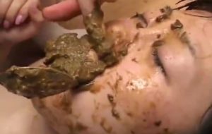 Une femme forcée de manger du caca par sa meilleure amie