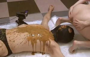 ÉNORME DIARRHÉE EN SPRAY SUR L’ESCLAVE