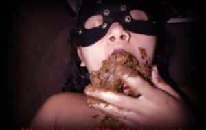 CamGirl Porte Un Masque Et Mange Son CaCa