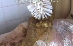 Maîtresse salope faisant caca sur son esclave [FILM SCATO]