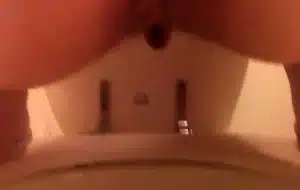 Une femme fait caca sur les toilettes filmée pour la premiere fois
