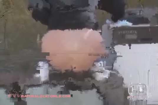 Femme faisant pipi et caca sur une vieille TV
