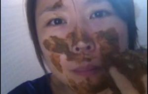 Femme Chinoise Qui Se Barbouille de merde