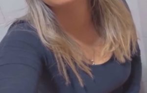Femme Blonde Fait Caca
