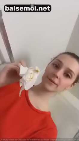 Une femme mignonne scatophile qui lèche sa merde et se brosse les dents avec.