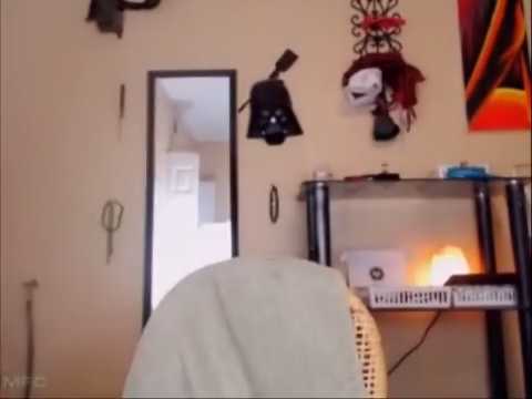 Une camgirl tatoué chie par erreur | Accident de caca