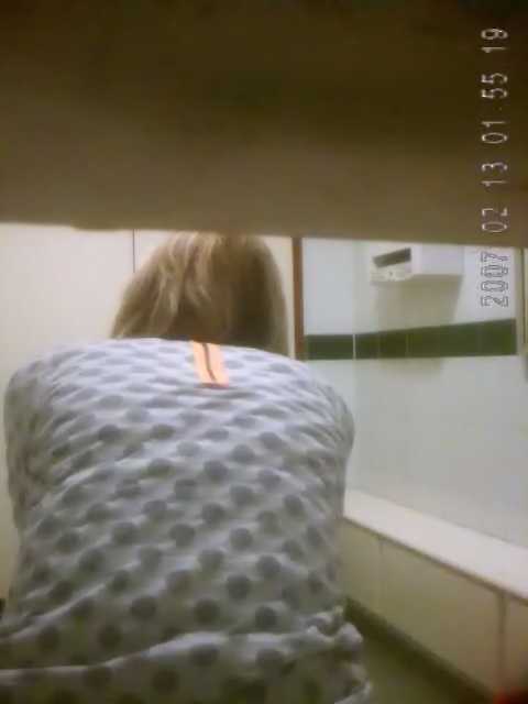 Spycam CACA d’une série de toilettes de bureau.