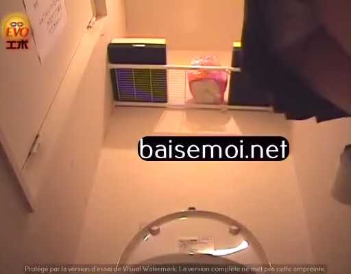 Une beauté asiatique fait caca dans des toilettes publiques – partie 2