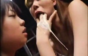 Lesbiennes japonaises s’embrassant et se vomissant des seaux de vomi !! 
