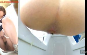 Une jolie japonaise qui fait caca dans les toilettes