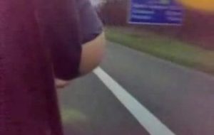 Une fille désespérée se fait chier dans une voiture en marche