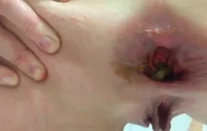 Une femme fait caca dans la baignoire en s’écartant l’anus