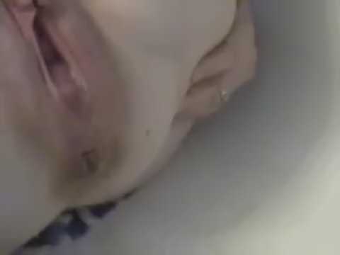 voir une femme Chier dans la baignoire [lavement anal]