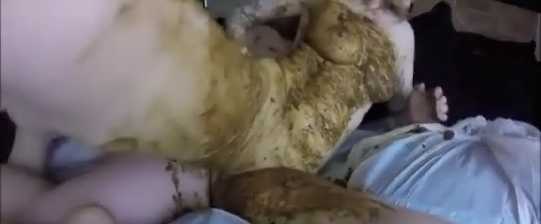 Une fille couverte de sa propre merde lors d’une baise brutale