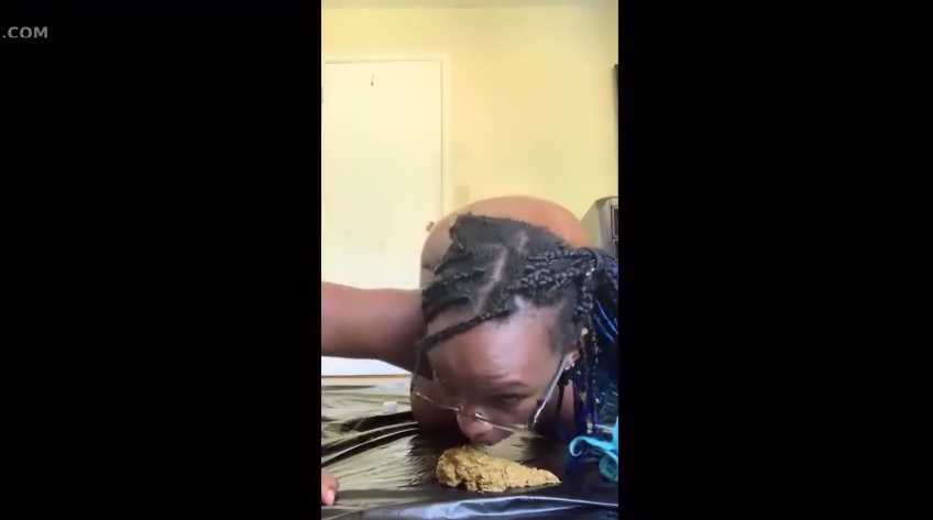 Une belle black qui fait caca et chie de la merde crémeuse en levrette vidéo xxx scatophile