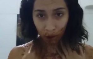 Latina scato chaude mangeant de la merde dans la baignoire