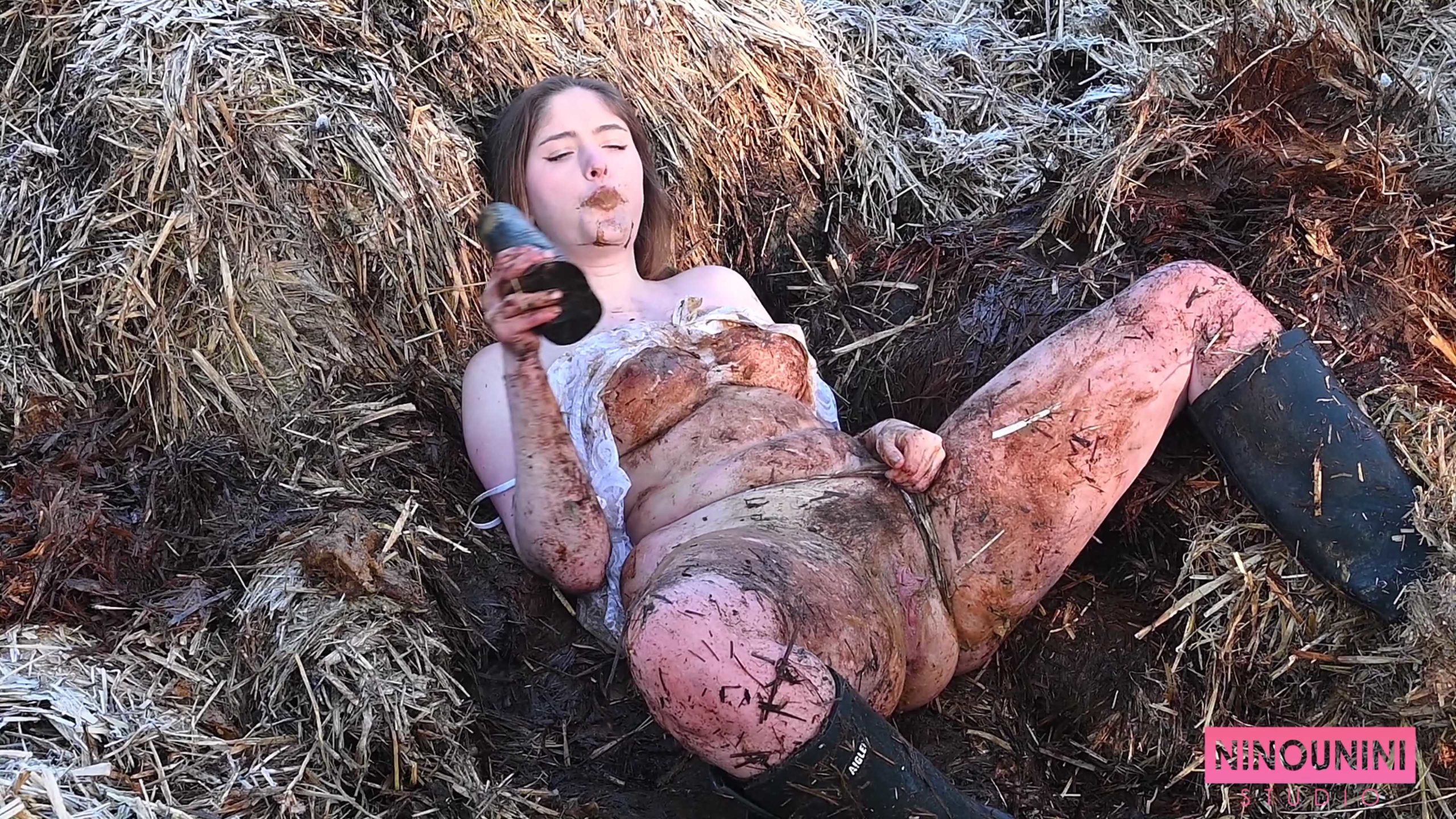 Ninounini – SHIT TASTING IN A MANURE PILE – New Scat