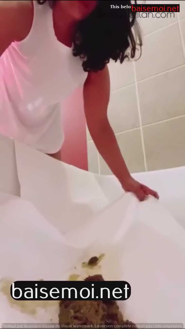 Une Latine au gros cul chie dans la baignoire