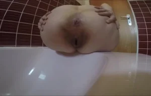 La salope au gros cul qui chie dans la baignoire