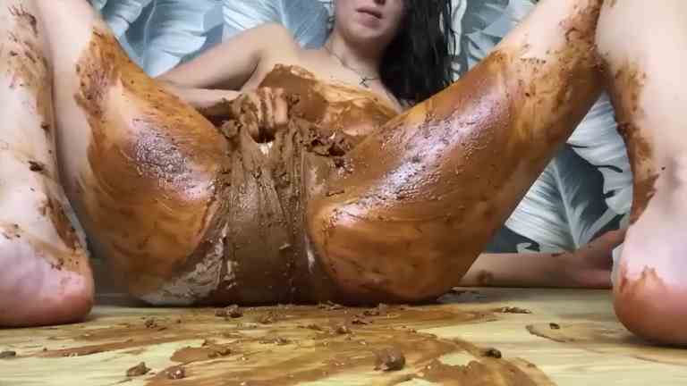 Une brune salope écarte les jambes pour s’étaler de la merde