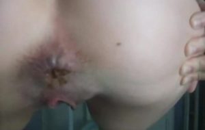 Une blonde mignonne et une merde savoureuse en gros plan
