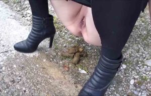 Allemande fait caca dehors