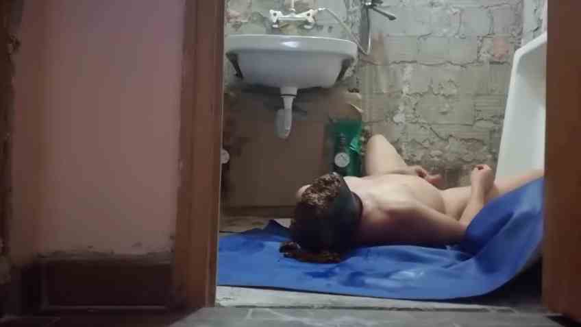Mec soumis sert de toilette humaine avec de la diarrhée