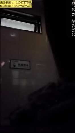 Belles femmes faisant caca dans les toilettes