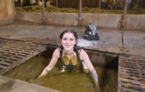 SCATO Kaitlyn Katsaros dans de la bouse de vache