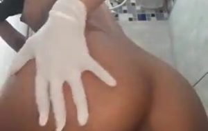 Une femme amateur maigre qui fait caca et se frotte à la merde xxx SCATOPHILE porno
